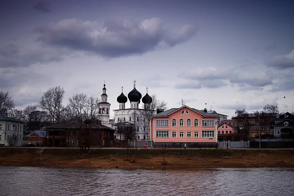 Alte Kirche und Bäume — Stockfoto