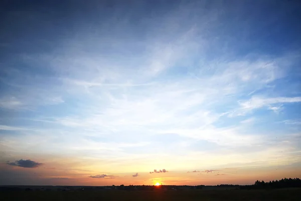 Wolken in de lucht bij zonsondergang — Stockfoto