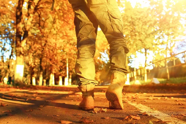 Personne Marcher le long du chemin — Photo