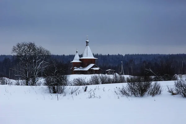 Kerk in het dorp in de winter — Stockfoto