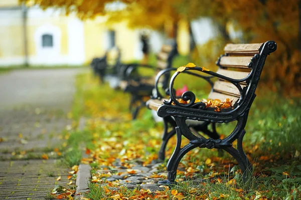 Bänke im Herbstpark — Stockfoto