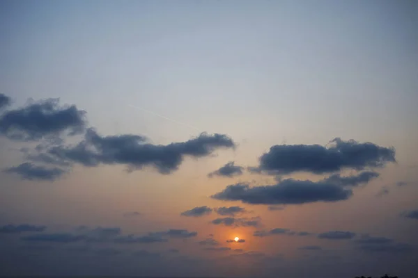 Wolken in de lucht bij zonsondergang — Stockfoto