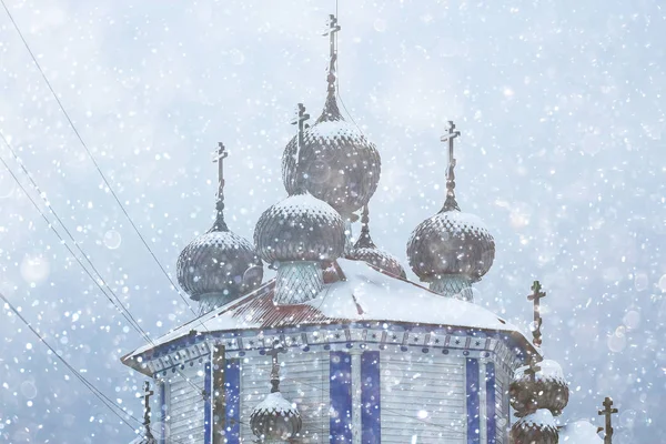 Iglesia en el pueblo en invierno — Foto de Stock