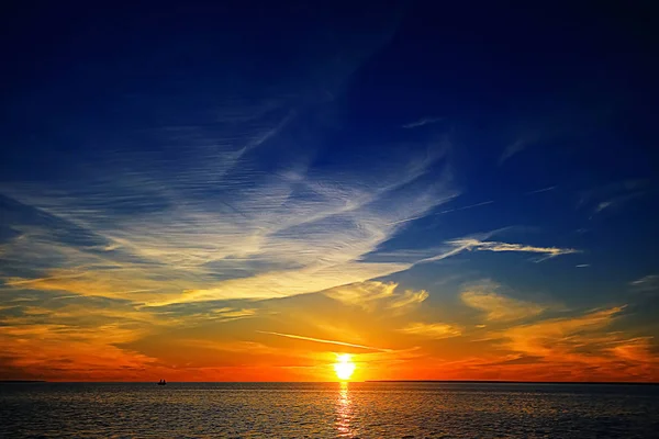 Mraky na obloze při západu slunce — Stock fotografie