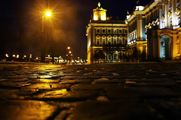 De stad is verlicht met lampen — Stockfoto