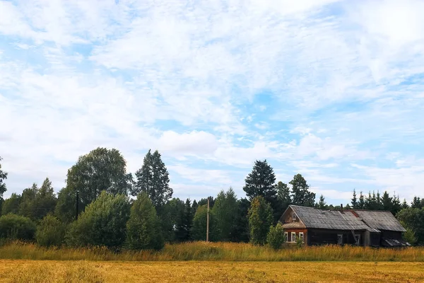 Casa de aldeia em um campo — Fotografia de Stock