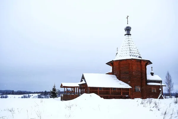 Iglesia en el pueblo en invierno —  Fotos de Stock