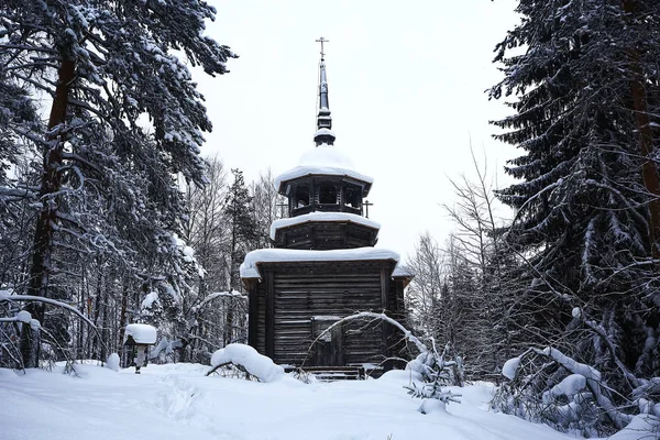 Igreja na aldeia no inverno — Fotografia de Stock