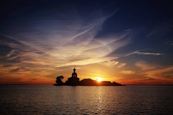 Puesta de sol en el lago y la iglesia — Foto de Stock