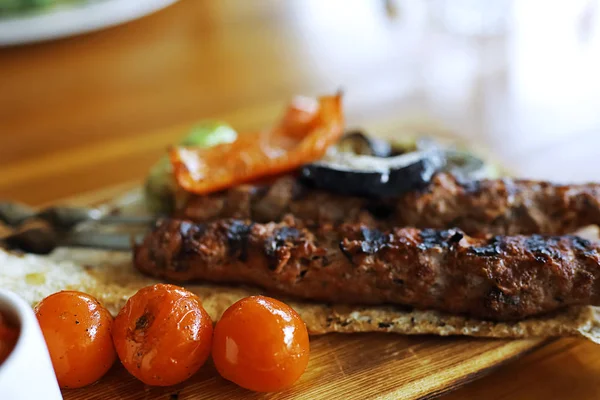 Mięsne danie w restauracji — Zdjęcie stockowe