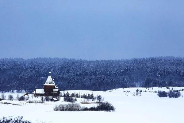 Templom a faluban télen — Stock Fotó