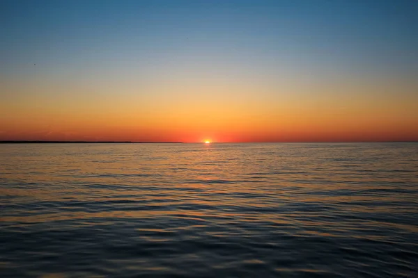 Schöner Sonnenuntergang am Seeufer — Stockfoto