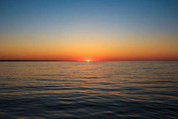 Belo pôr do sol na costa do lago — Fotografia de Stock