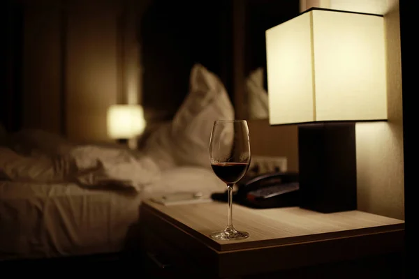 Ein Glas Rotwein im Schlafzimmer — Stockfoto