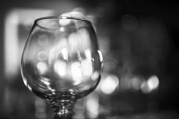 Glas stående på en hylla — Stockfoto