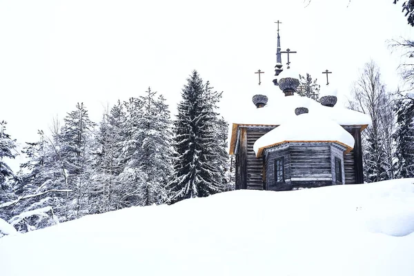 Eglise dans le village en hiver — Photo