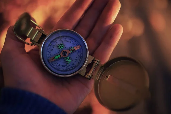 Kompass med en pil som anger sökvägen — Stockfoto
