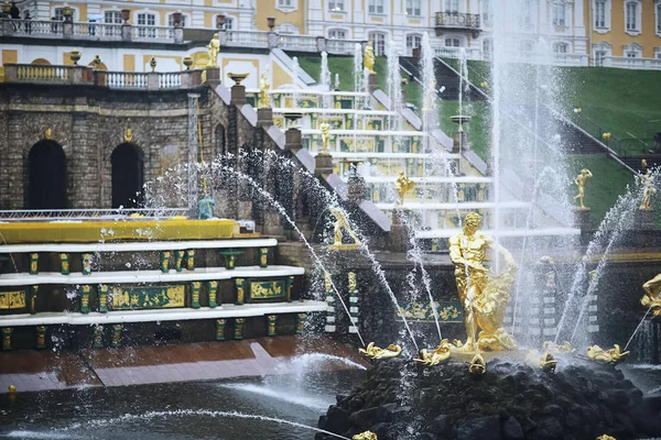 Fuente en peterhof, Rusia — Foto de Stock