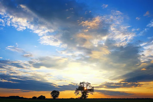 Nuages dans le ciel au coucher du soleil — Photo