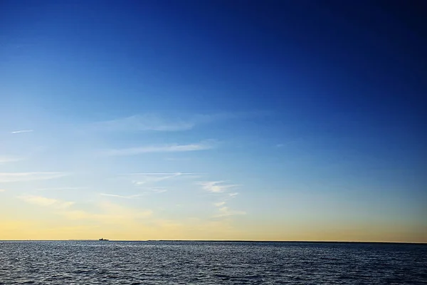 Nuages dans le ciel au coucher du soleil — Photo