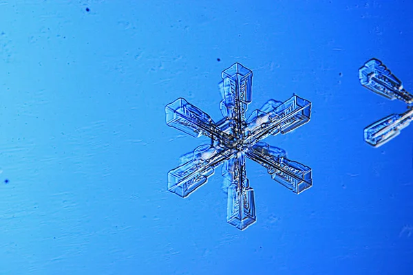 Mavi arkaplanda kar taneleri — Stok fotoğraf