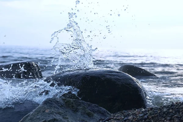 Onde che urtano contro la riva rocciosa — Foto Stock