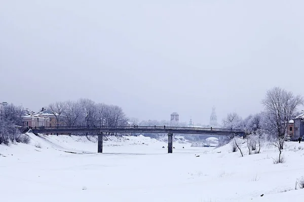 Paisaje de invierno con puente de metal — Foto de Stock