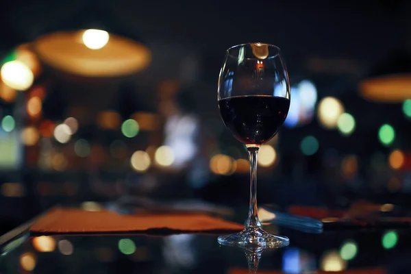 Pohár bort asztalra — Stock Fotó