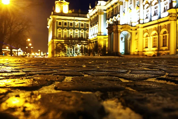 La città è illuminata di luci — Foto Stock