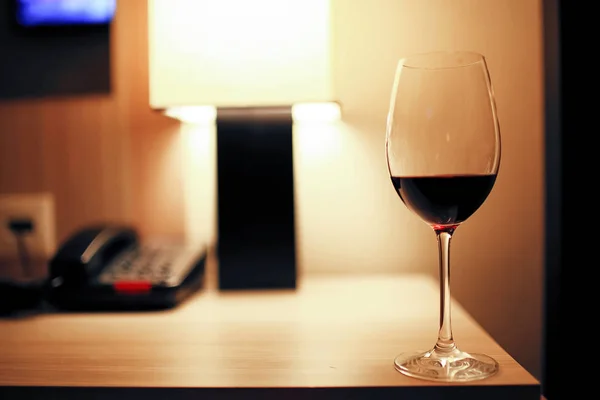 Glas Wein auf dem Tisch — Stockfoto