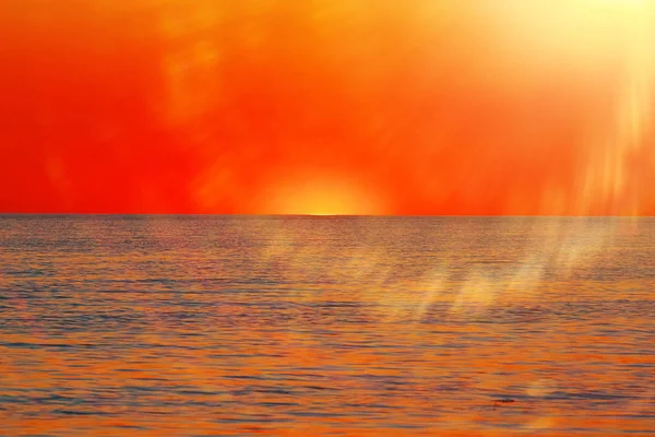 Erstaunliche Strahlen vom roten Sonnenuntergang — Stockfoto