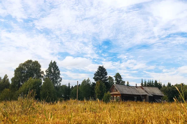 Casa de aldeia em um campo — Fotografia de Stock