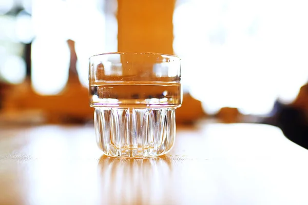 Un bicchiere è sul tavolo in un caffè — Foto Stock