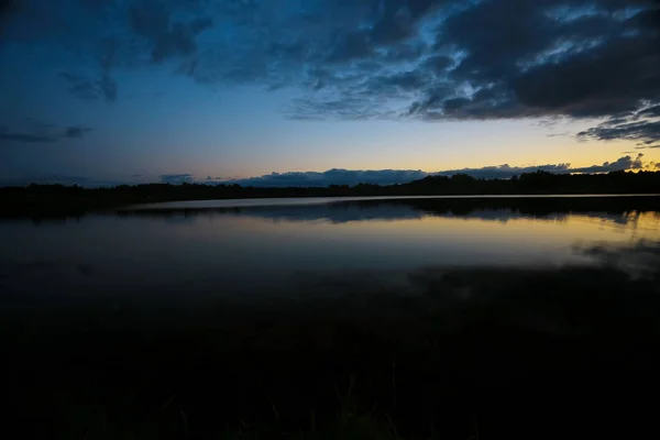湖畔の美しい夕日 — ストック写真