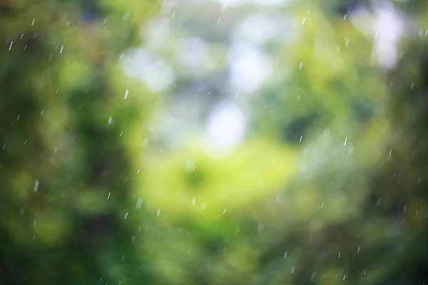 Gotas de lluvia que fluyen por el vidrio — Foto de Stock