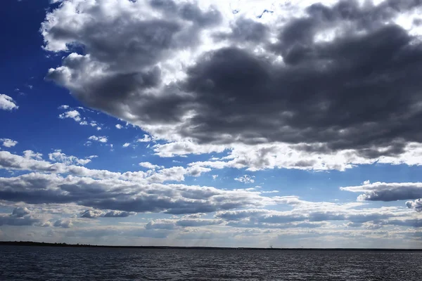 Bulutlu mavi gökyüzü