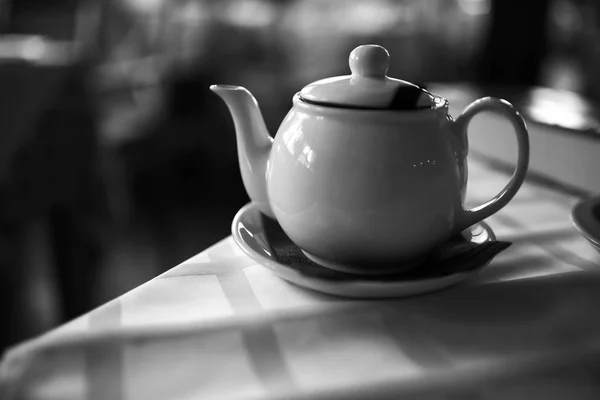 Weiße Teekanne auf dem Tisch — Stockfoto
