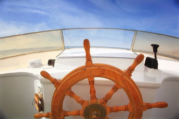 空を背景にヨットの舵 — ストック写真