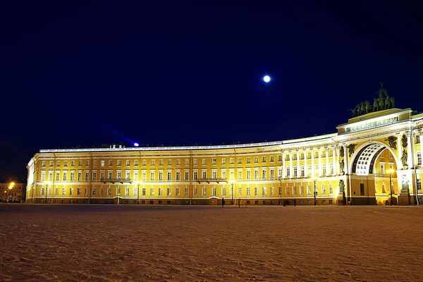 Şehir ışıkları ile alev aldı.