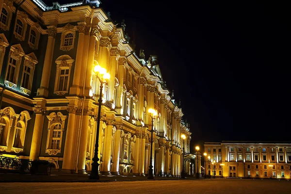 De stad is verlicht met lampen — Stockfoto