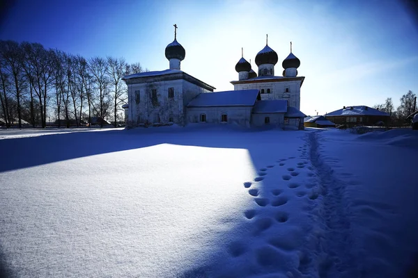Kirche im Dorf im Winter — Stockfoto