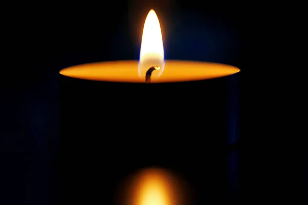 黑暗房间里的蜡烛 — 图库照片