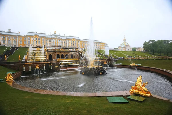 Fuente en peterhof, Rusia — Foto de Stock