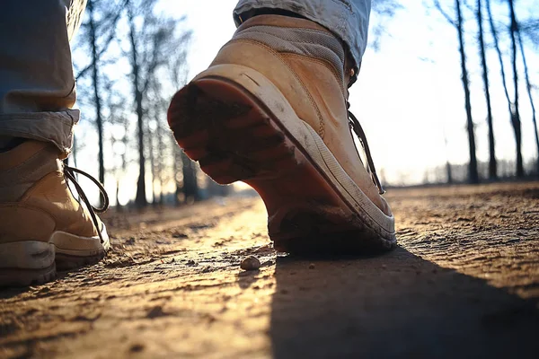 Man går i en park — Stockfoto