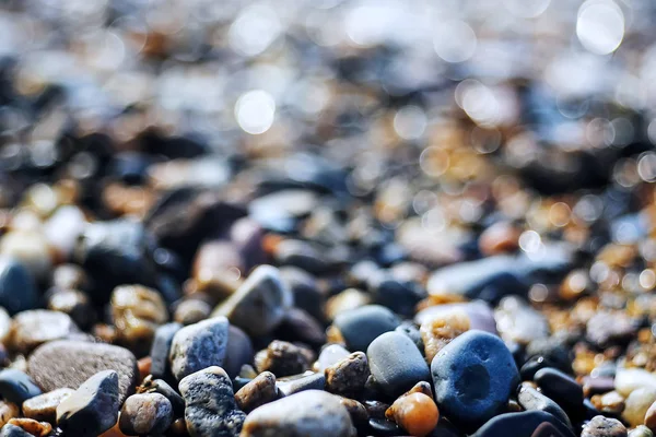 Nehir kıyısında çakıl doku 