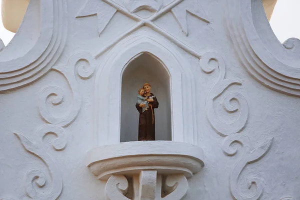 Religieuze beeldhouwwerk op kerk — Stockfoto