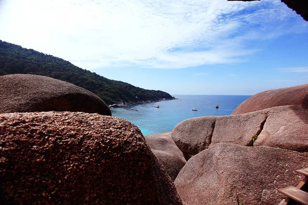 Pedras grandes e mar — Fotografia de Stock