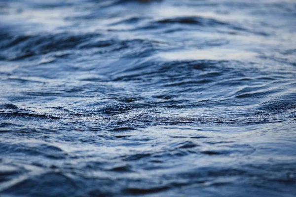 Textuur van water met kleine golven — Stockfoto