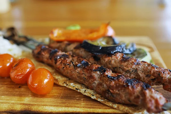 Fleischgericht im Restaurant — Stockfoto