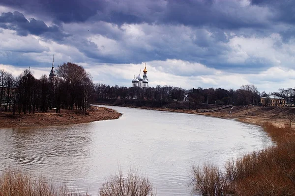 Sungai di Vologda dan Kremlin — Stok Foto